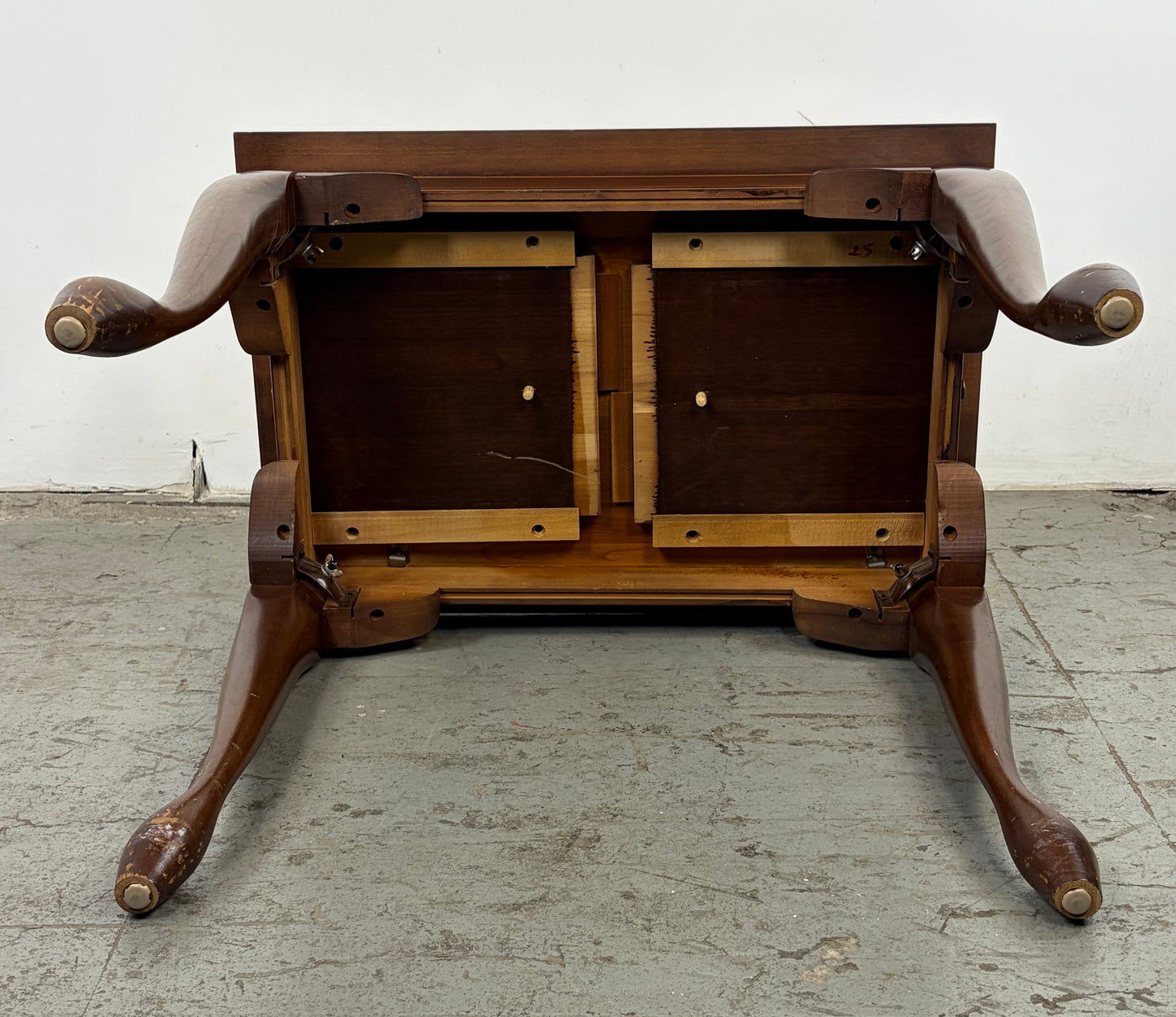 Mesa Auxiliar Queen Anne – Patas Cabriole