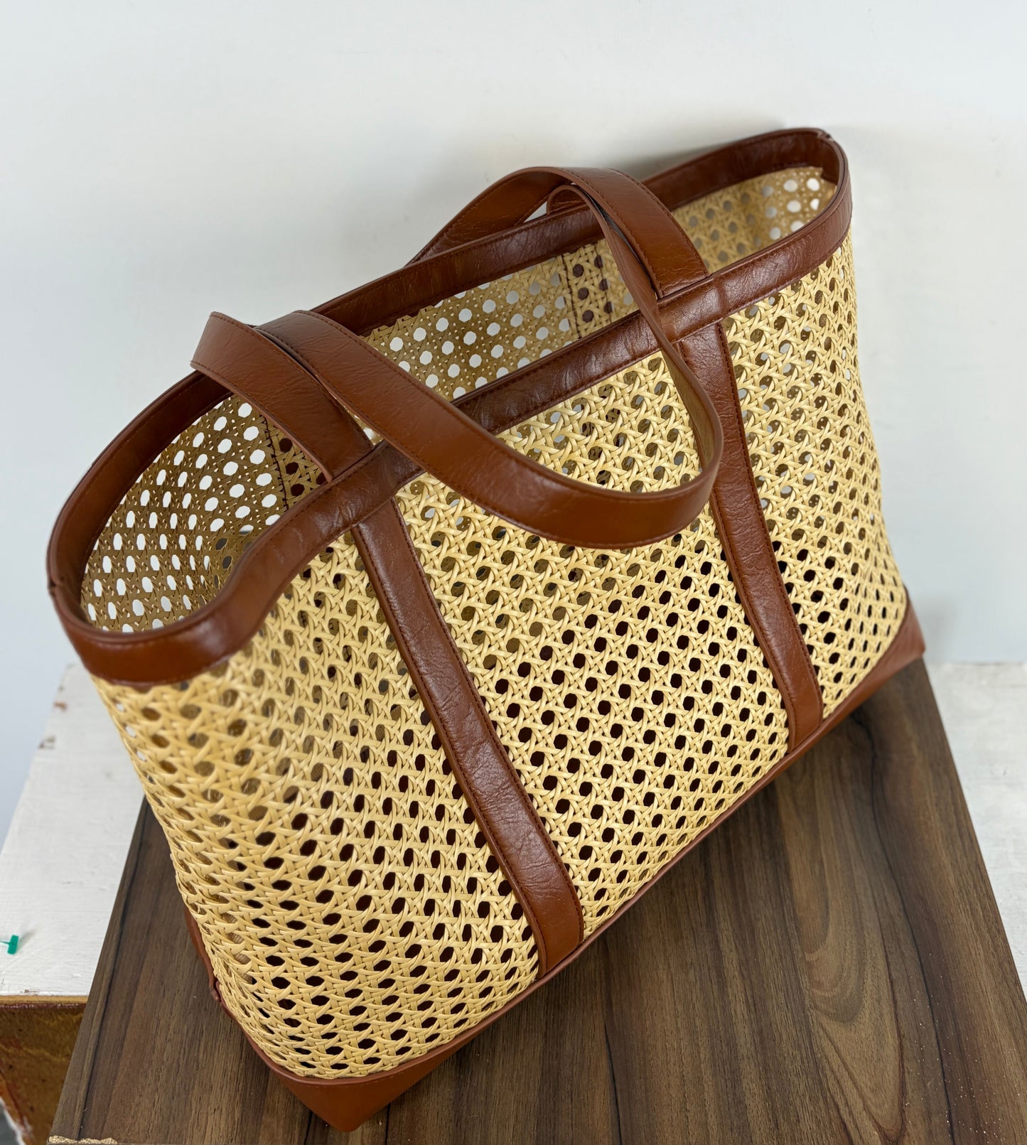 Bolso Tote Grande de Ratán Tejido con Detalles de Cuero