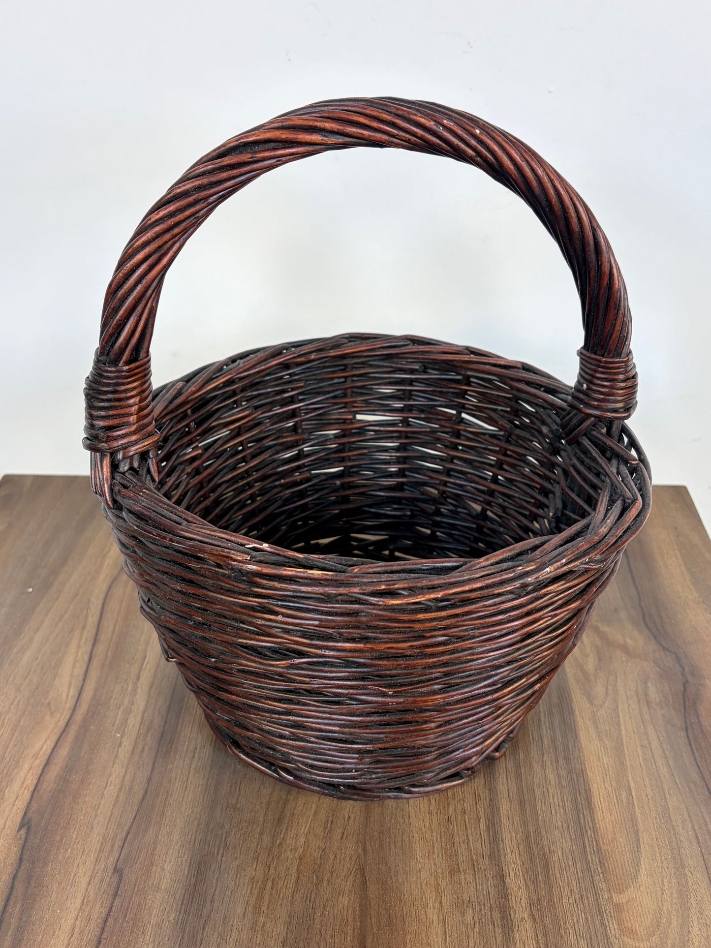 Cesta Mimbre Marrón Oscuro con Asa