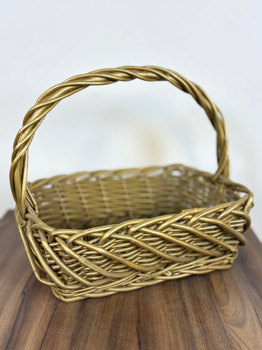 Cesta de mimbre tejido color dorado
