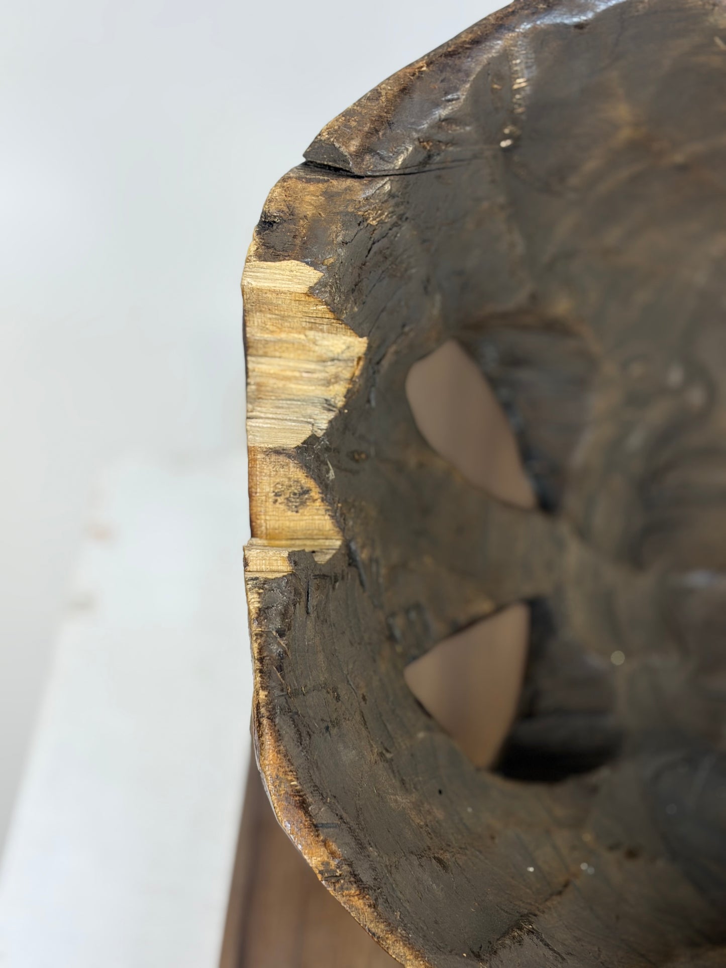 Máscara de Madera Tallada con Patrones