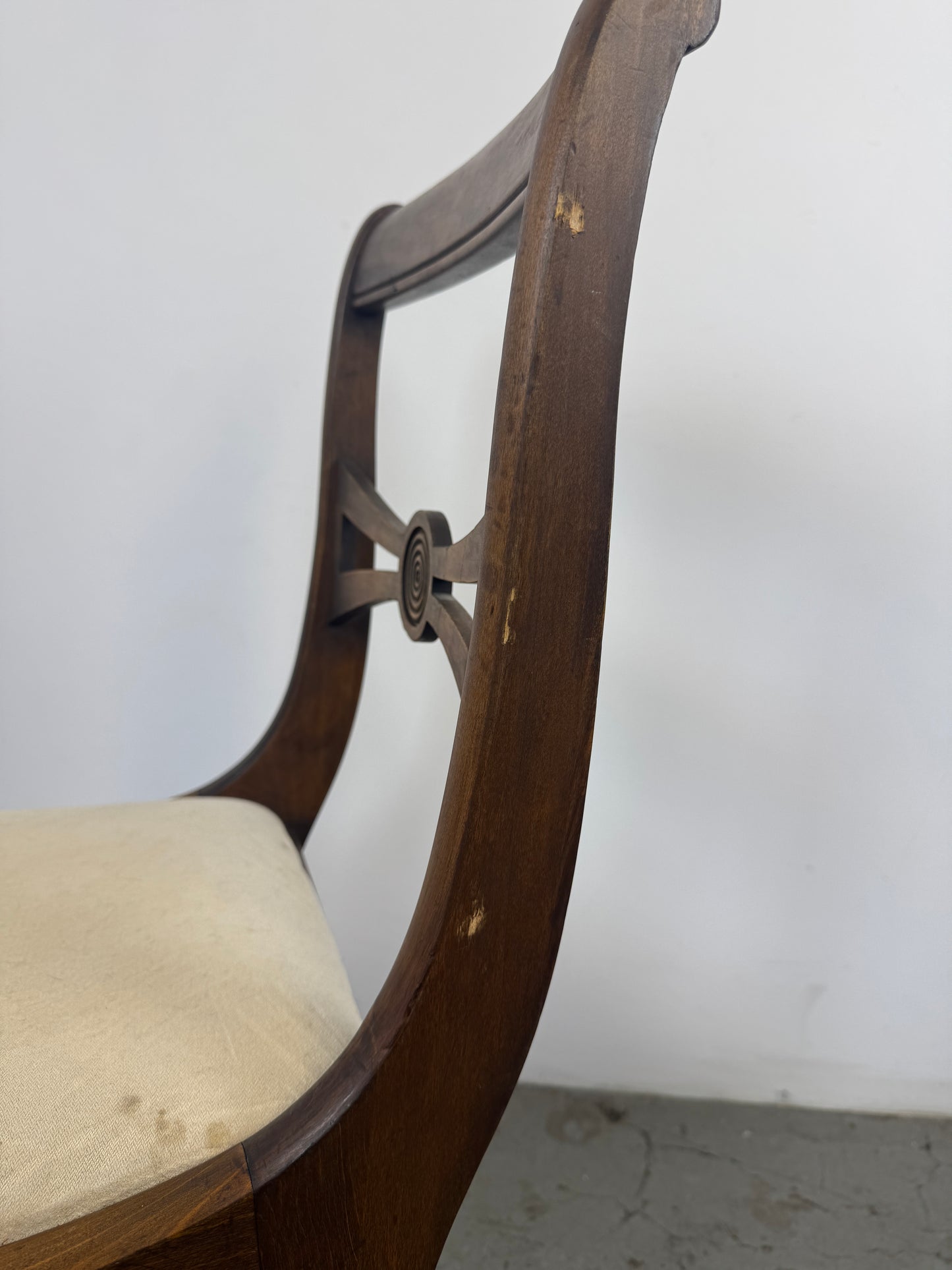 Silla estilo inglés, con respaldo detallado con un motivo central circular