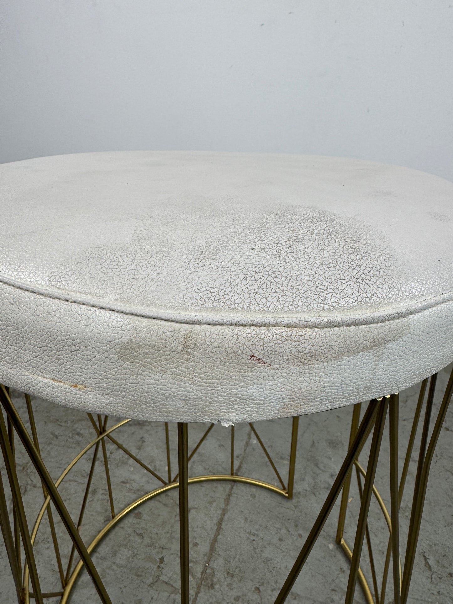 Taburete Acolchado – Base Dorada