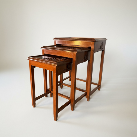 Conjunto de mesas de madera tallada con motivos orientales 3 unidades – Go Vintage