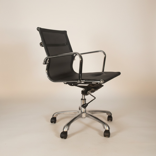 Silla de oficina Carson Media negra con respaldo de malla y estructura cromada, l my present detalles en la forma – Go Vintage