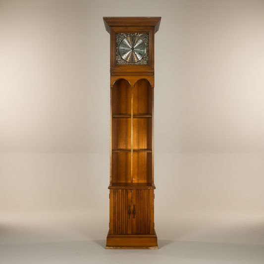 Mueble de reloj de piso tipo “antesala” de la marca Butler fabricado con madera estanterí – Go Vintage