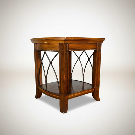 Mesa lateral de madera de roble y metal. Combina estilo rústico y tradicional, detalles en la madera en la parte de arriba de la mesa. – Go Vintage