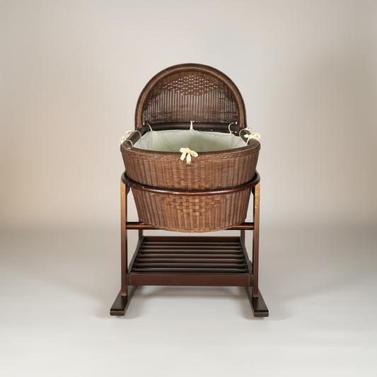 Cuna de Moisés de mimbre marrón oscuro, con estructura de madera, detalles. Buen estado, pero tiene detalle en un bordado de mimbre al costado – Go Vintage