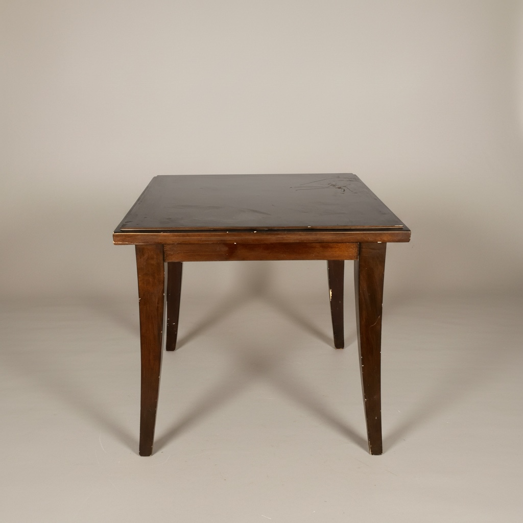 Mesa cuadrada, trámontina de madera, marrón oscuro, con acabado color, tabaco. Detalles presenta Rayones en diferentes partes de la mesa. – Go Vintage