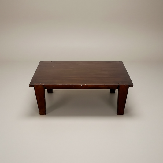 Mesa de centro estilo rústico contemporáneo con patas robustas y un acabado de chocolate, la mesa está con rayones y piquetes – Go Vintage