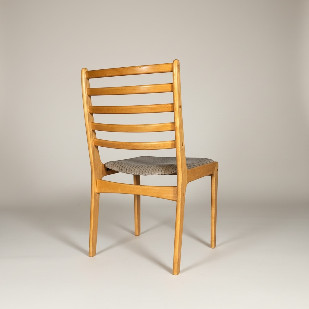 Sillón provenzal, respaldo de escalera y asiento de enea, manchas en los cojines – Go Vintage