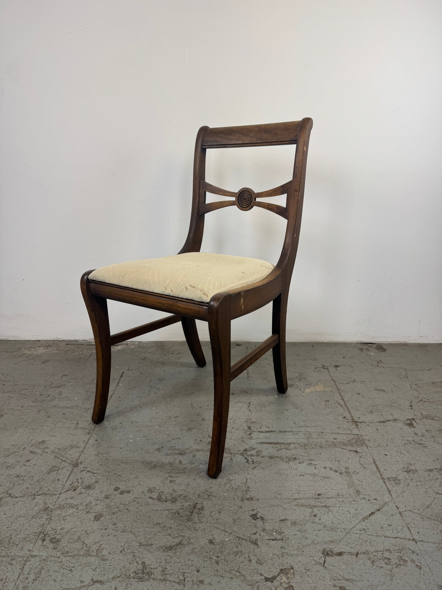 Silla estilo inglés, con respaldo detallado con un motivo central circular