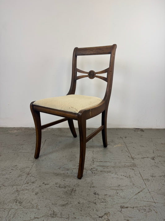 Silla estilo inglés, con respaldo detallado con un motivo central circular