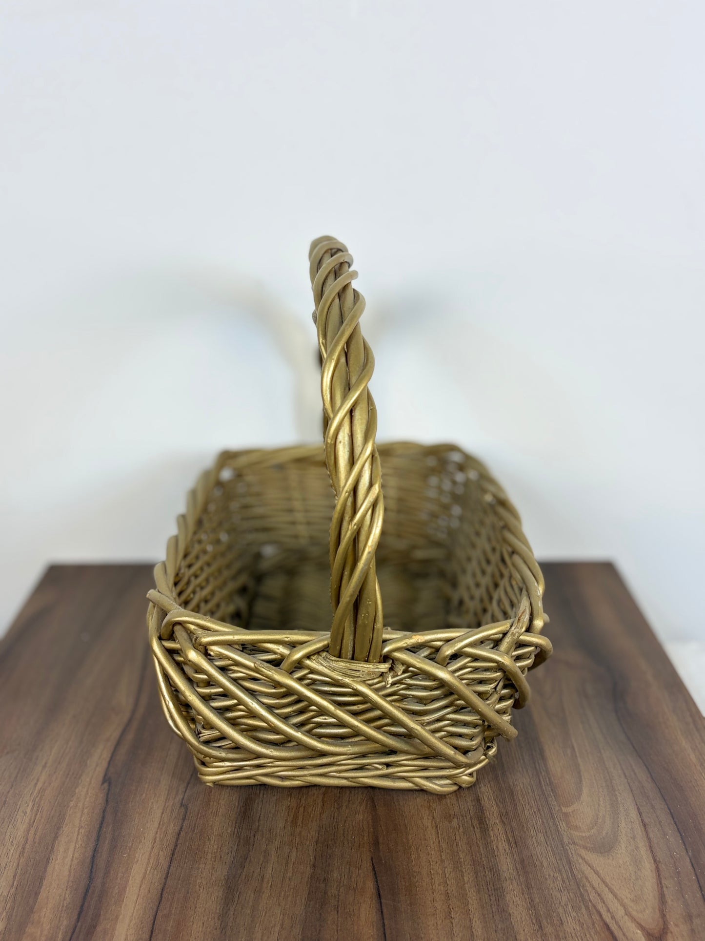 Cesta de mimbre tejido color dorado