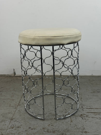 Taburete acolchado con base cromada y círculos