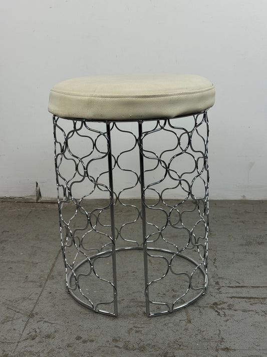 Taburete acolchado con base cromada y círculos