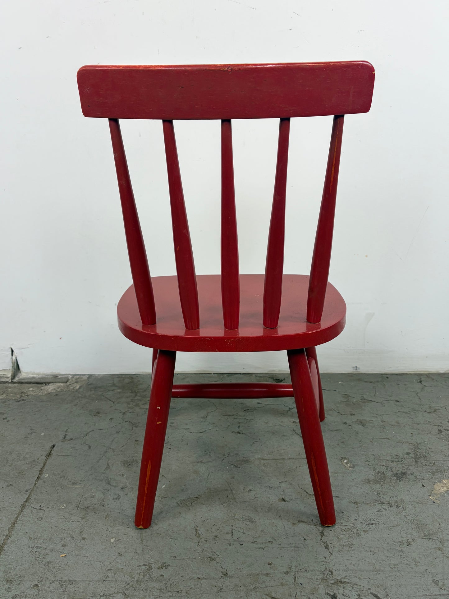 Silla infantil, color rojo de madera