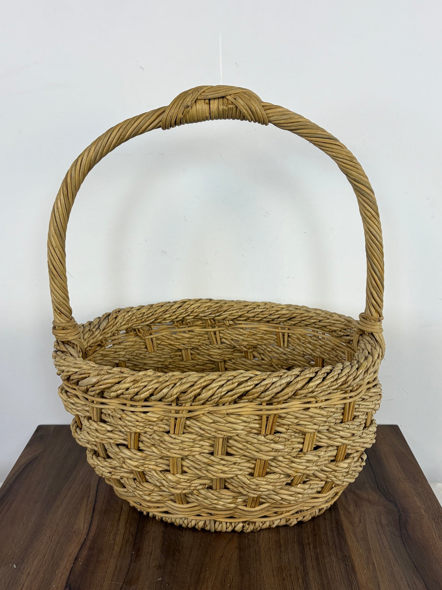 Cesta de Mimbre Natural Tejida con Asa