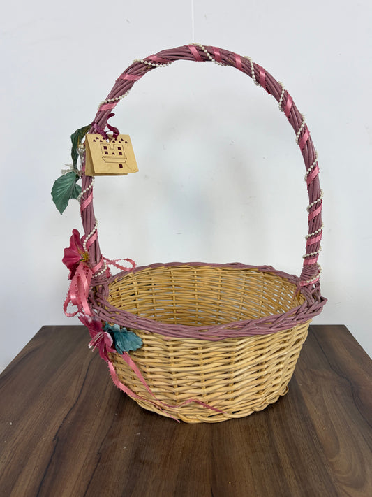 Canasta de Mimbre Decorativa con Borde y Asa en Rosa