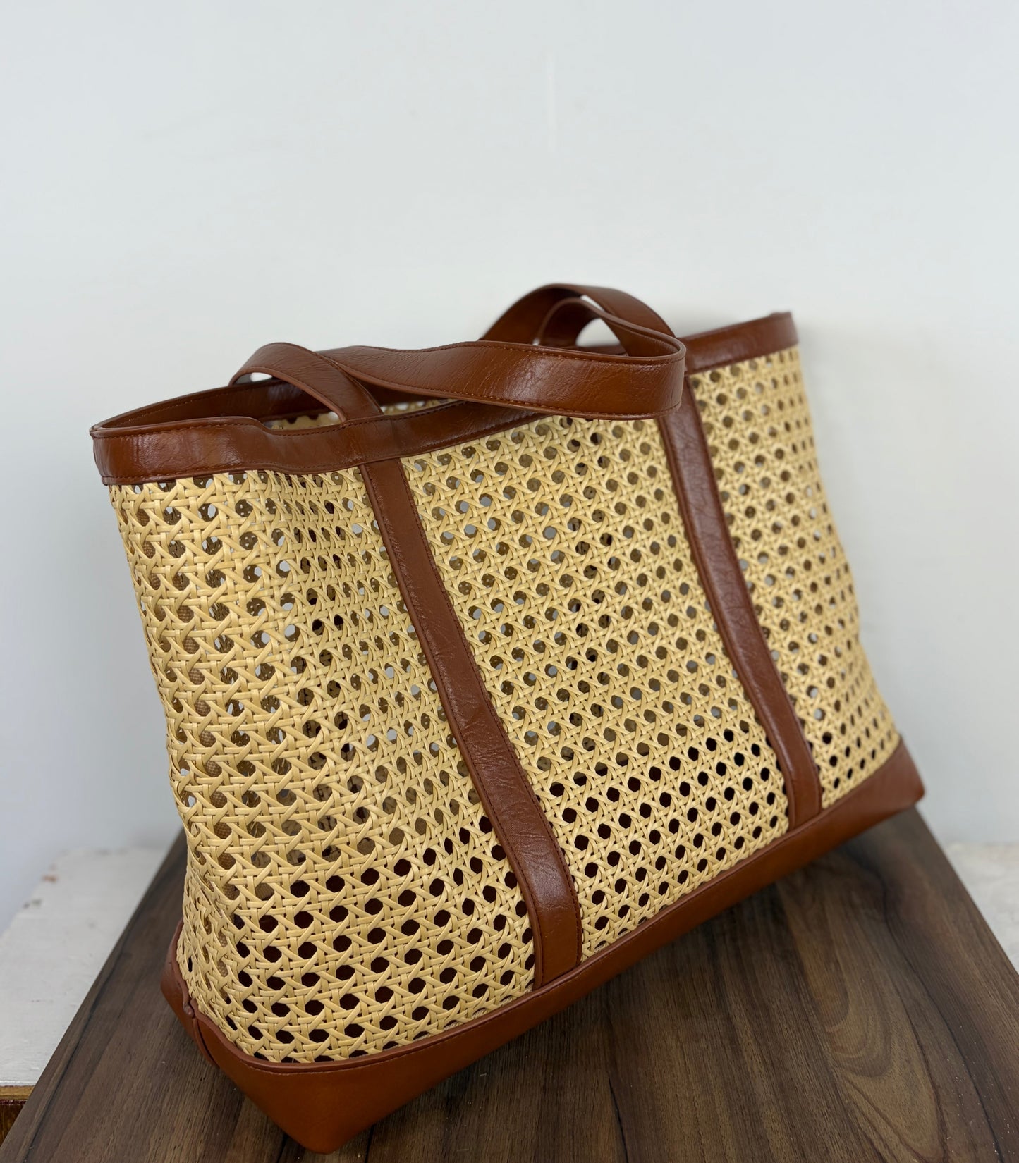 Bolso Tote Grande de Ratán Tejido con Detalles de Cuero