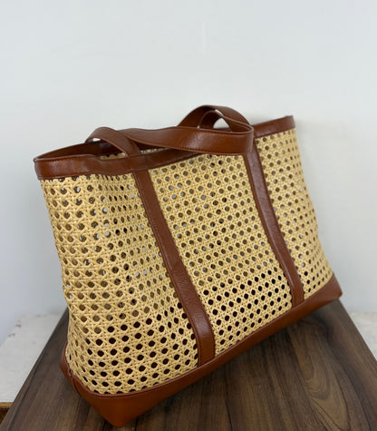 Bolso Tote Grande de Ratán Tejido con Detalles de Cuero