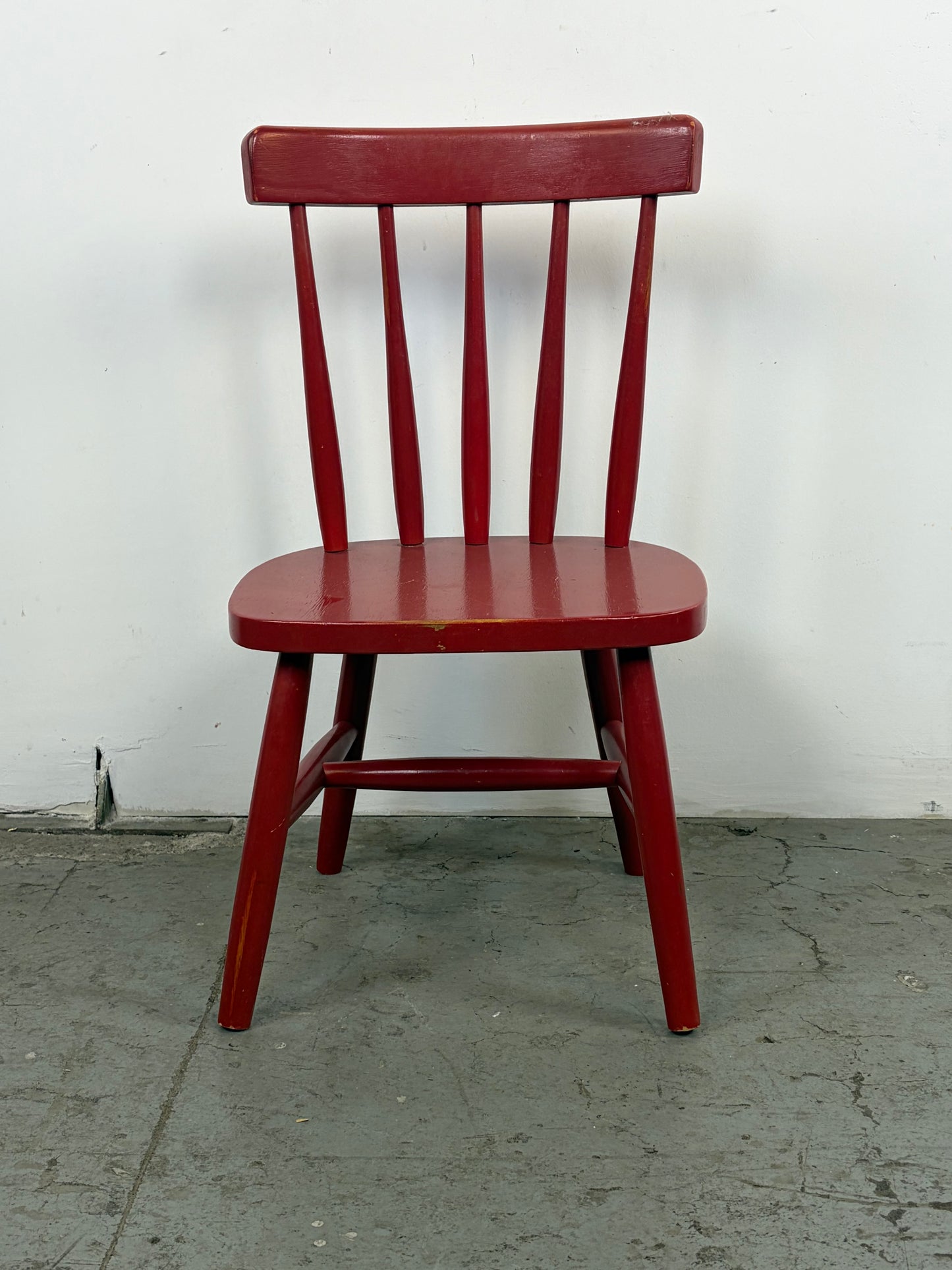 Silla infantil, color rojo de madera