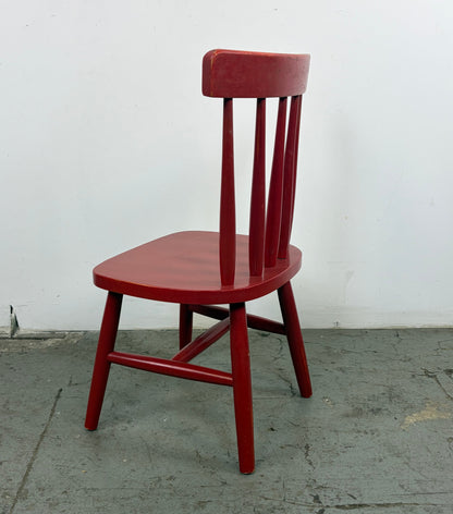 Silla infantil, color rojo de madera