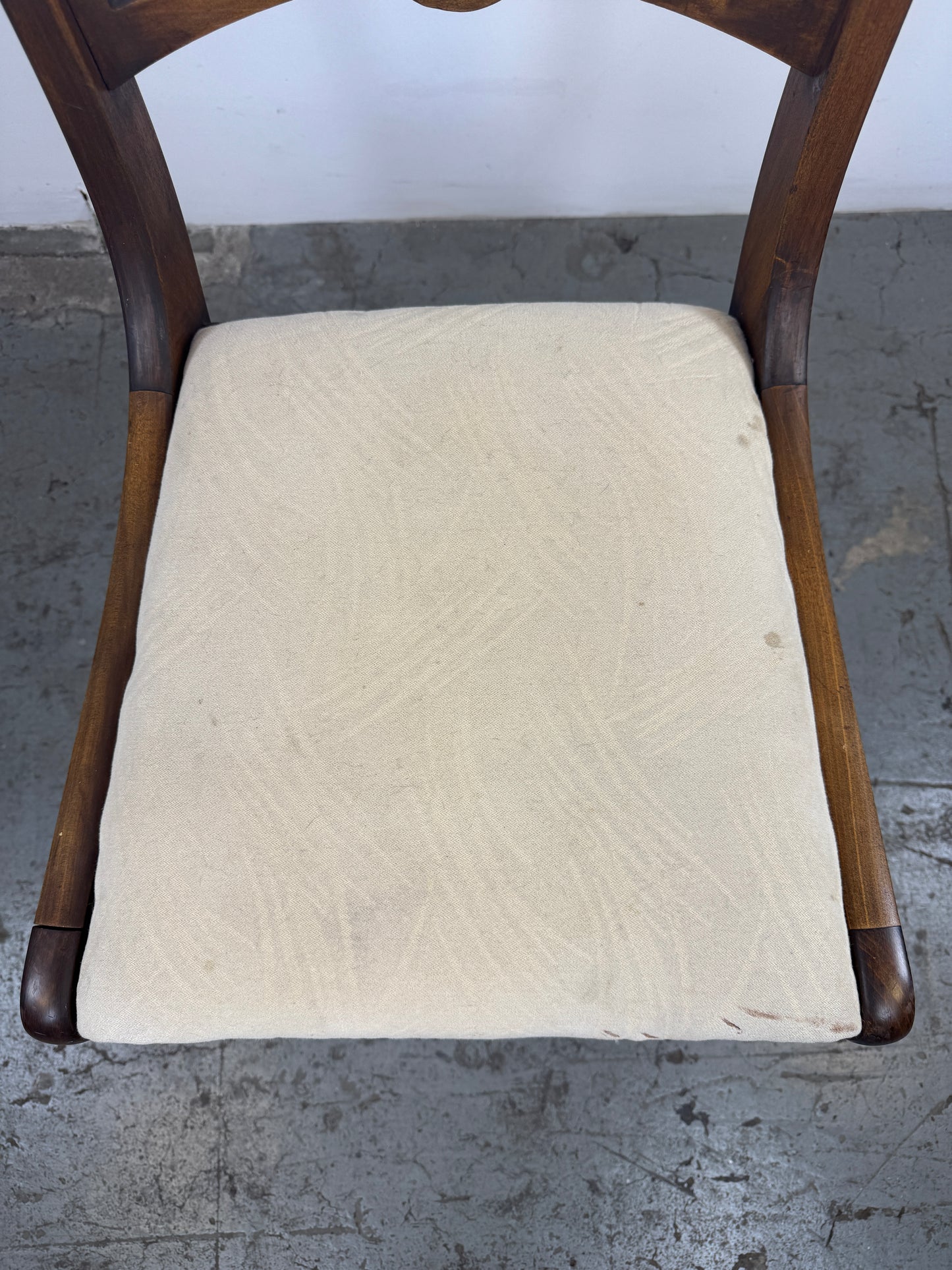 Silla estilo inglés, con respaldo detallado con un motivo central circular
