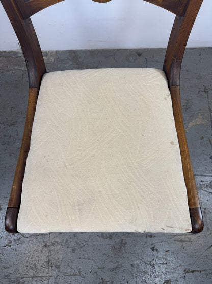 Silla estilo inglés, con respaldo detallado con un motivo central circular