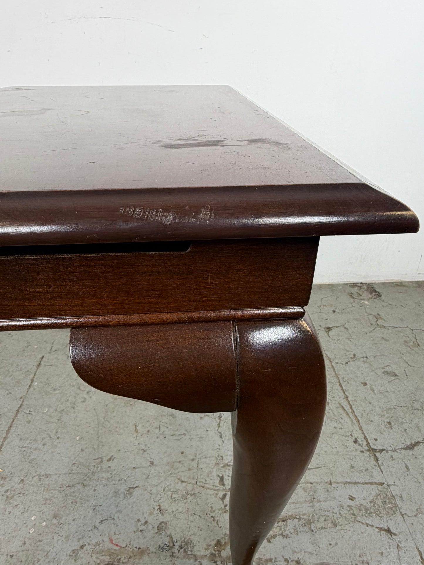 Mesa Auxiliar Queen Anne – Patas Cabriole