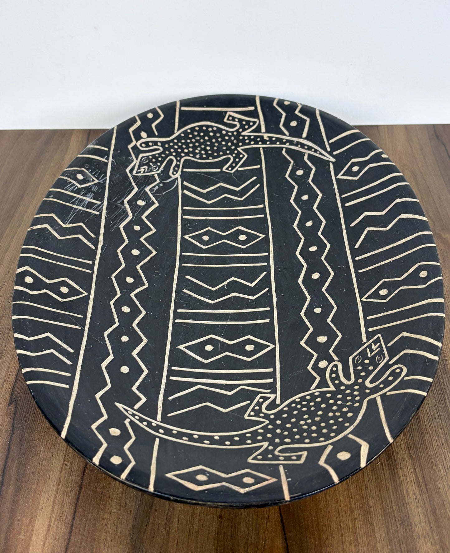 Plato decorativo de cerámica pintada con motivos