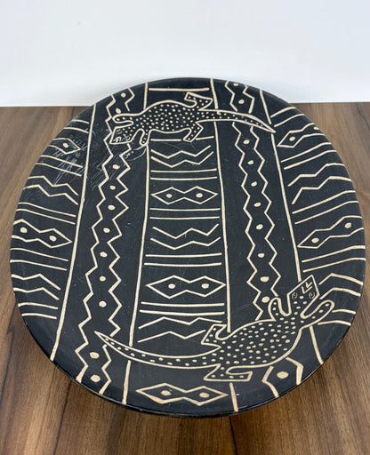 Plato decorativo de cerámica pintada con motivos