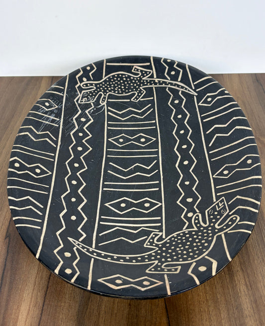 Plato decorativo de cerámica pintada con motivos