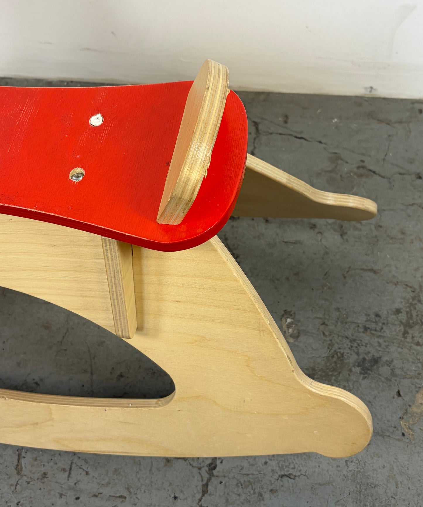 Caballo Balancín Hape Madera – Rojo