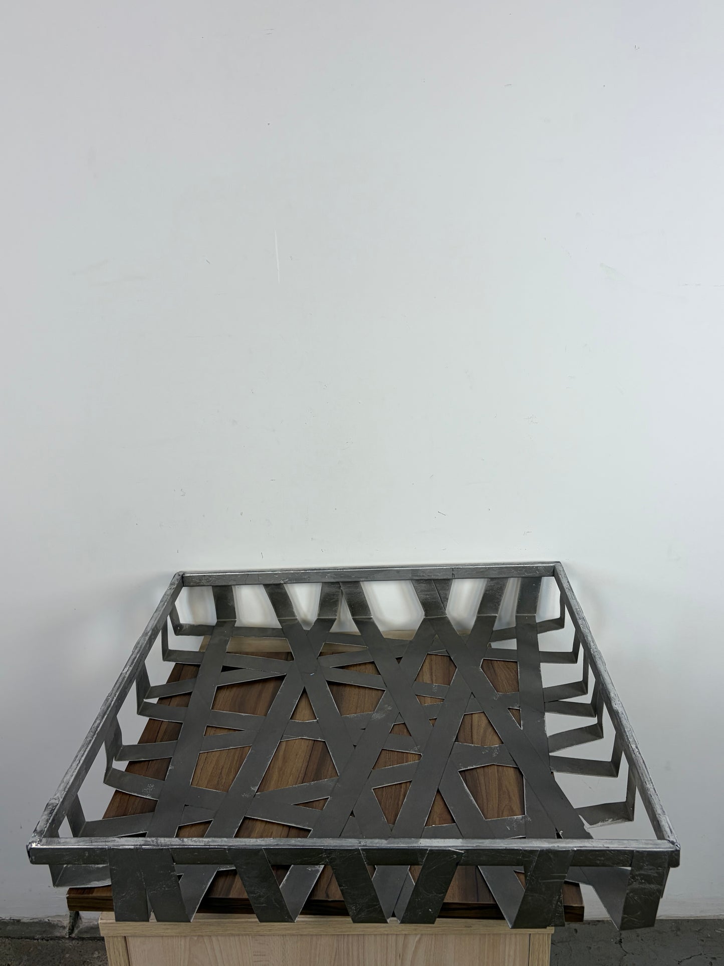 Bandeja Decorativa de Acero con Diseño Geométri