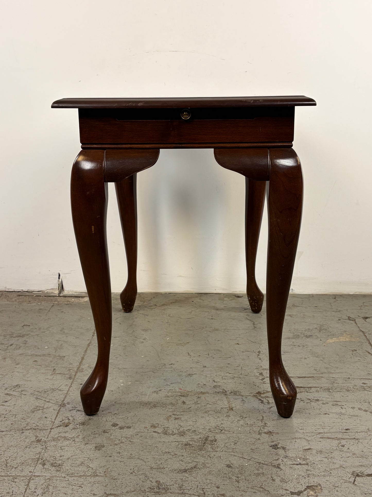 Mesa Auxiliar Queen Anne – Patas Cabriole
