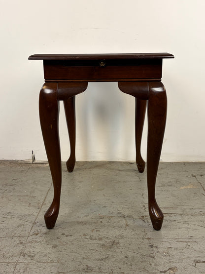 Mesa Auxiliar Queen Anne – Patas Cabriole