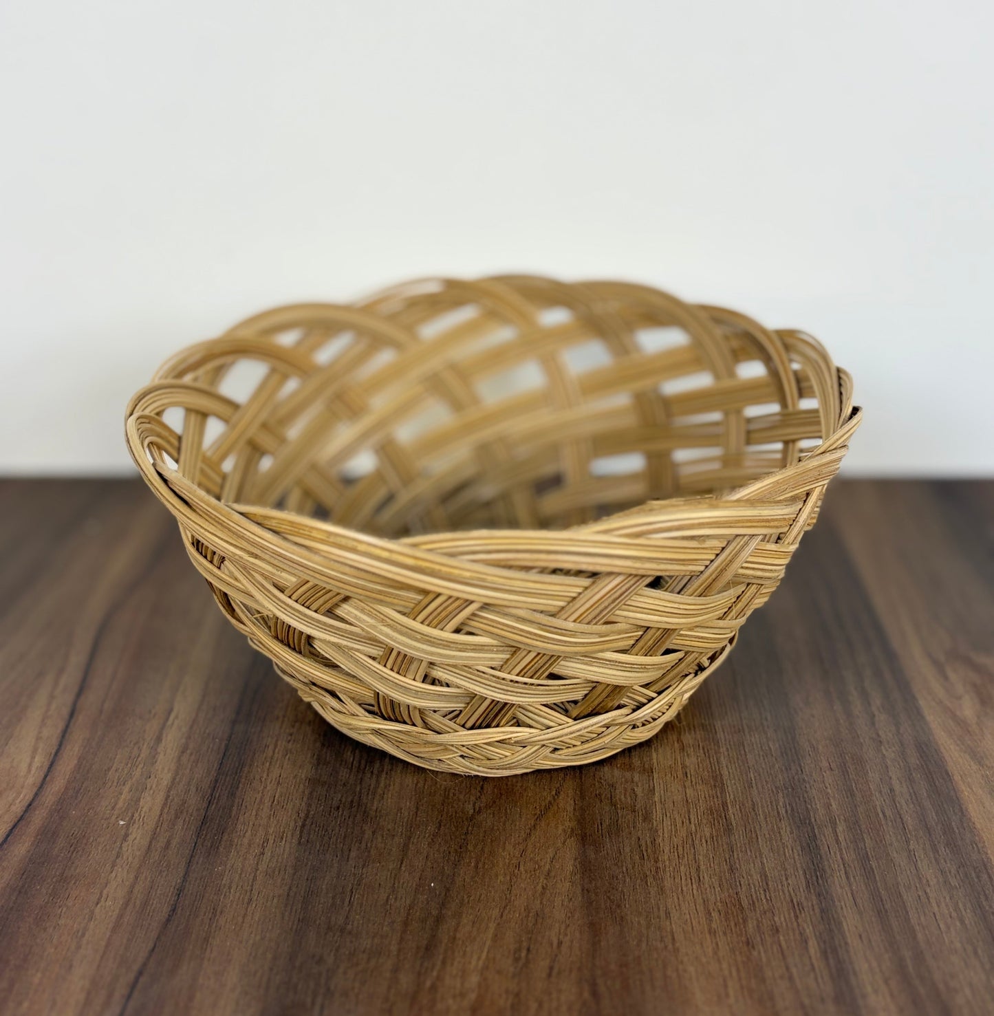 Cesta redonda, de mimbre, natural, tejida a mano