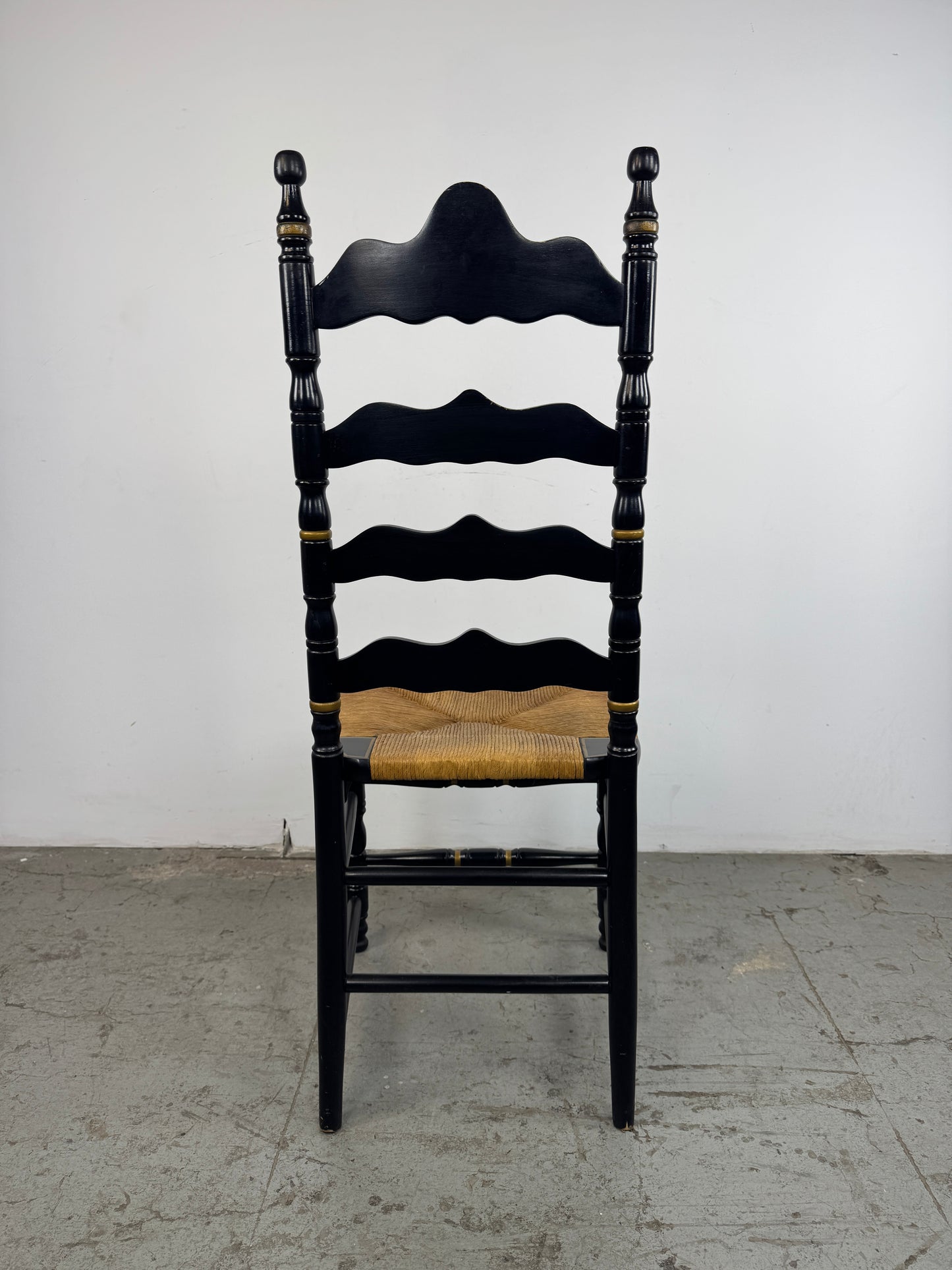 Silla Hitchcock, con respaldo de escalera, acabado e