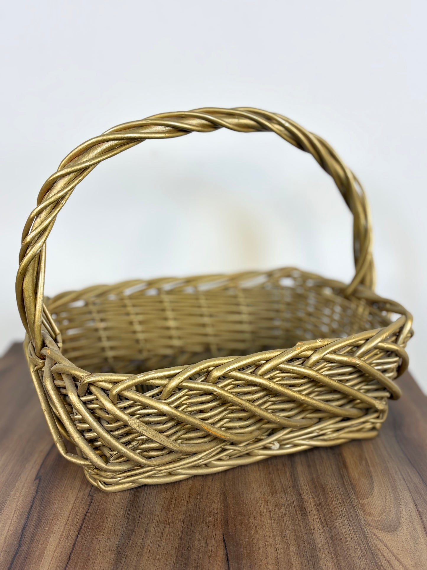 Cesta de mimbre tejido color dorado