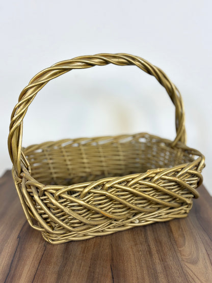 Cesta de mimbre tejido color dorado