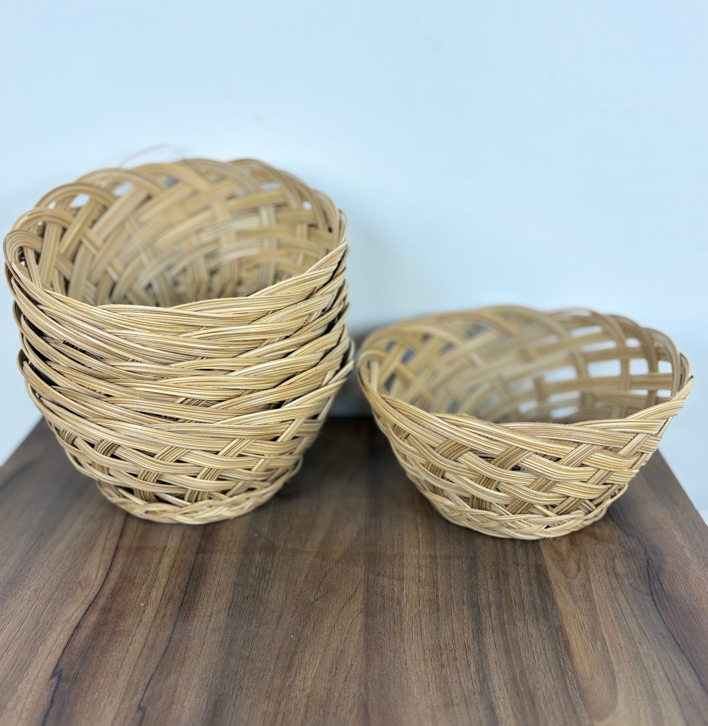 Cesta redonda, de mimbre, natural, tejida a mano