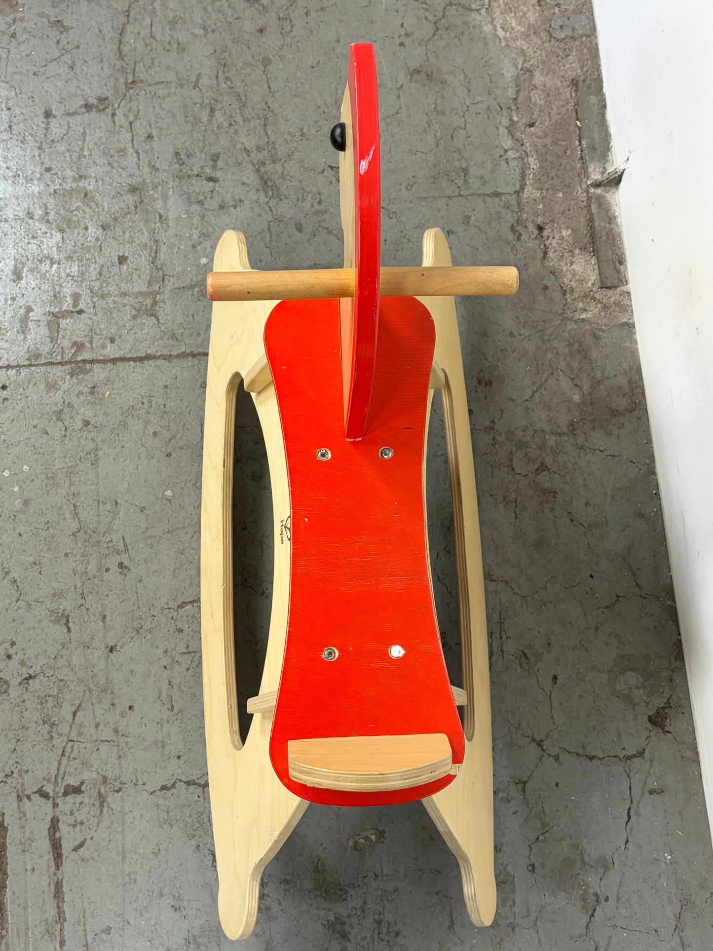 Caballo Balancín Hape Madera – Rojo