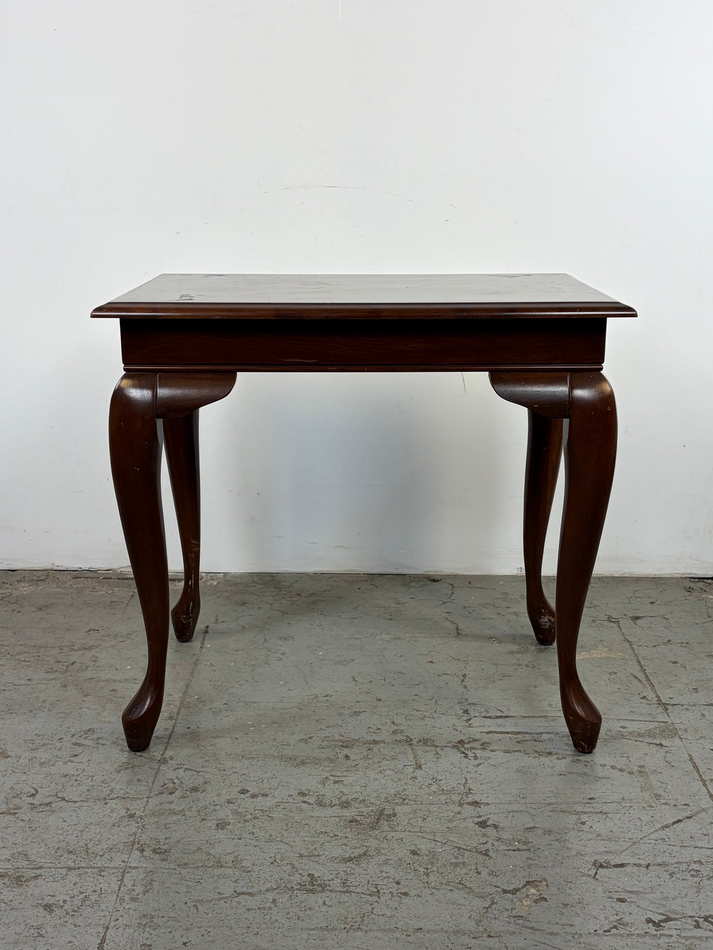 Mesa Auxiliar Queen Anne – Patas Cabriole