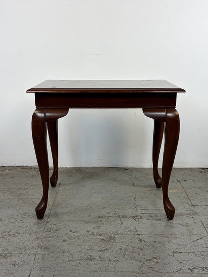 Mesa Auxiliar Queen Anne – Patas Cabriole
