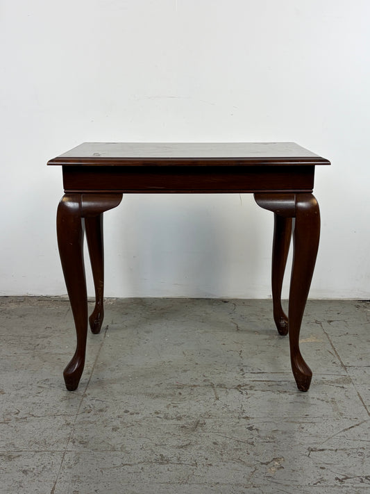 Mesa Auxiliar Queen Anne – Patas Cabriole