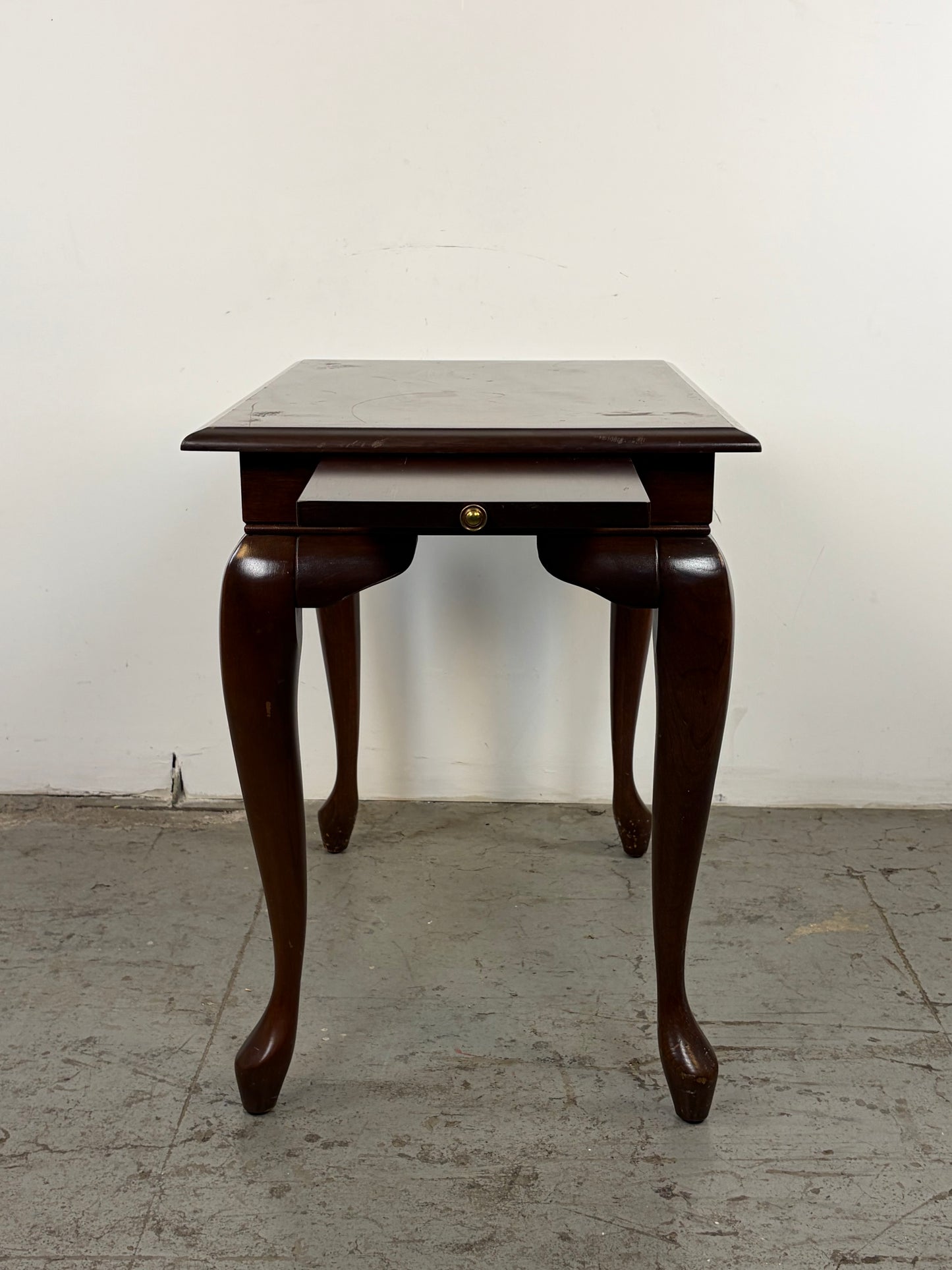 Mesa Auxiliar Queen Anne – Patas Cabriole