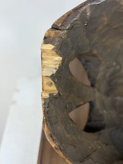 Máscara de Madera Tallada con Patrones