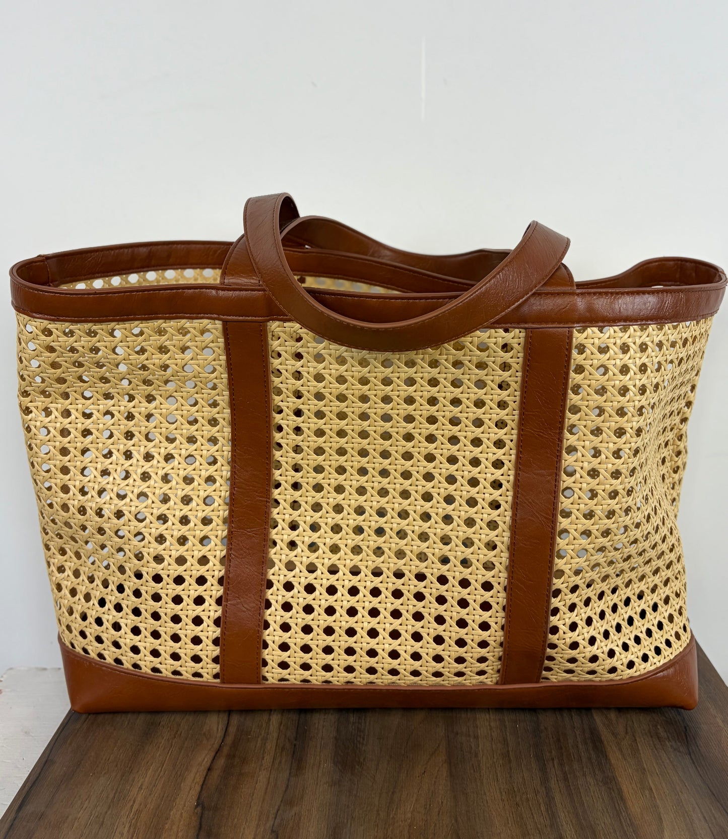 Bolso Tote Grande de Ratán Tejido con Detalles de Cuero