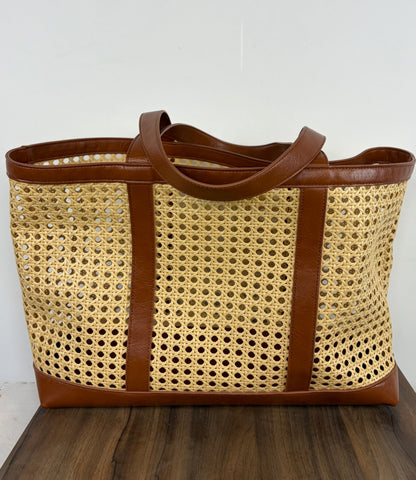 Bolso Tote Grande de Ratán Tejido con Detalles de Cuero